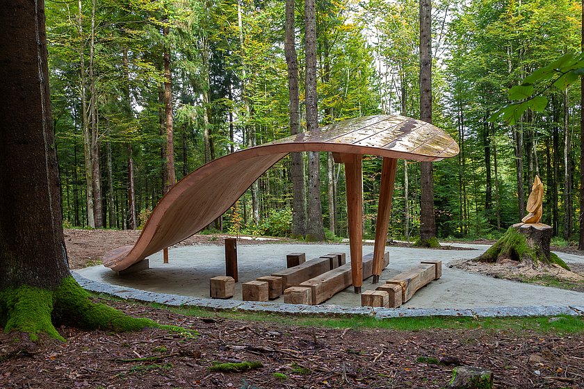 Stiller Wald Rusel, Naturfriedhof Rusel, Friedwald Rusel, Ruhewald Rusel, Begräbniswald Rusel, Deggendorf, Niederbayern, Naturpark Bayerischer Wald, Baumgrabstätte, Felsgrabstätten, Felsbrocken, Felsblöcke, Andachtsplatz, Trauerplatz, Trauerfeier, Lisa Schex Architektin, Thomas Feigl Architekt