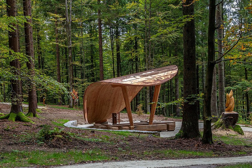 Stiller Wald Rusel, Naturfriedhof Rusel, Friedwald Rusel, Ruhewald Rusel, Begräbniswald Rusel, Deggendorf, Niederbayern, Naturpark Bayerischer Wald, Baumgrabstätte, Felsgrabstätten, Felsbrocken, Felsblöcke, Andachtsplatz, Trauerplatz, Trauerfeier, Lisa Schex Architektin, Thomas Feigl Architekt