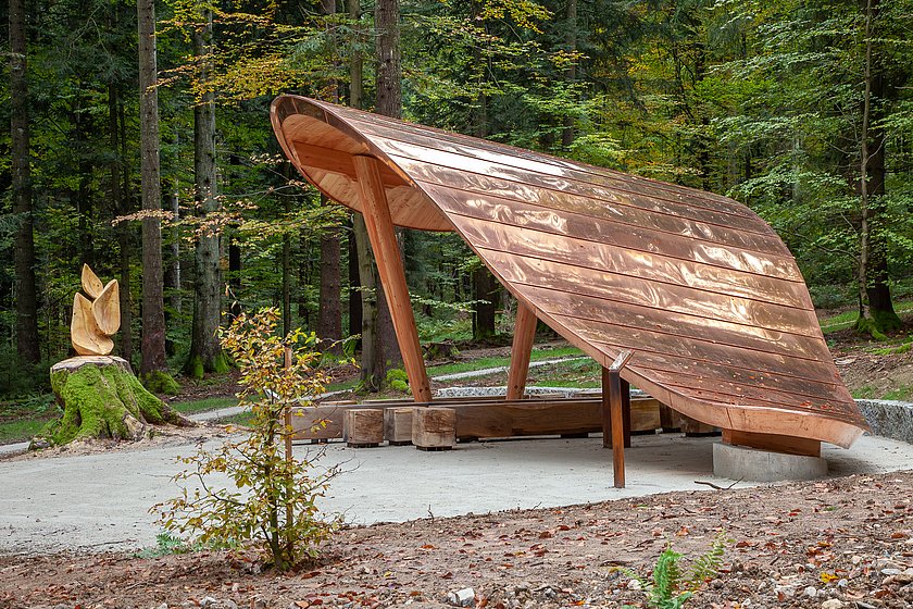 Stiller Wald Rusel, Naturfriedhof Rusel, Friedwald Rusel, Ruhewald Rusel, Begräbniswald Rusel, Deggendorf, Niederbayern, Naturpark Bayerischer Wald, Baumgrabstätte, Felsgrabstätten, Felsbrocken, Felsblöcke, Andachtsplatz, Trauerplatz, Trauerfeier, Lisa Schex Architektin, Thomas Feigl Architekt